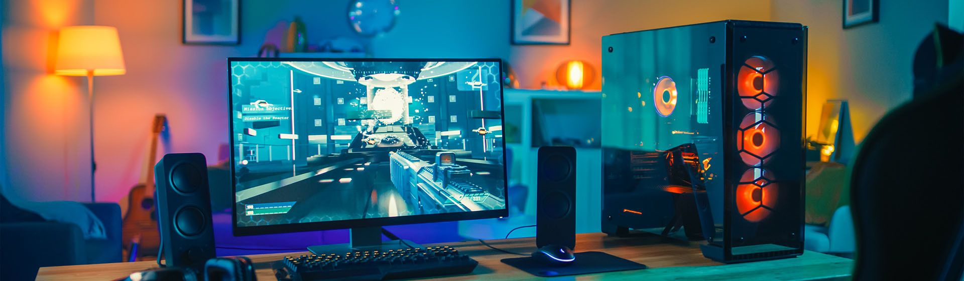 Setup gamer com computador e monitor